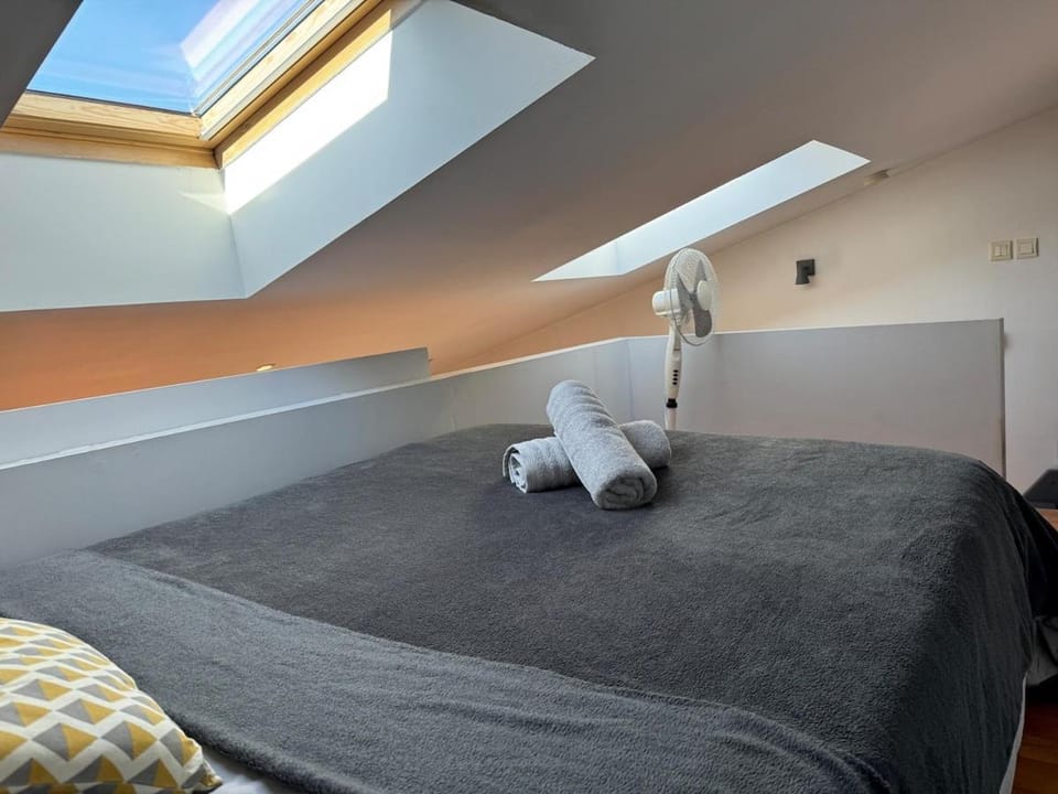 Bed, Bedroom, towels