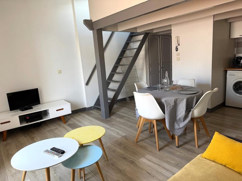 Communal lounge/ TV room, Living room, Dining area, washing machine