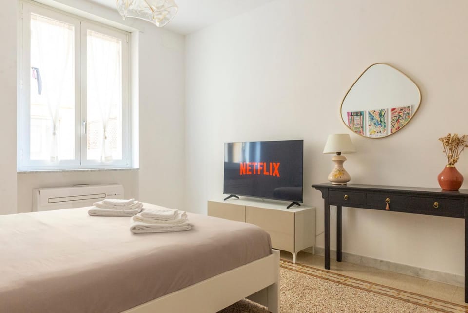 Bed, TV and multimedia, Photo of the whole room, Decorative detail, Bedroom, internet, towels