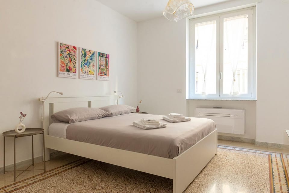 Bed, Photo of the whole room, Decorative detail, Bedroom, towels