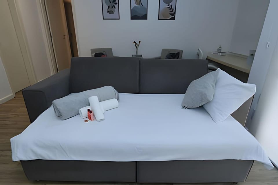 Bed, Seating area