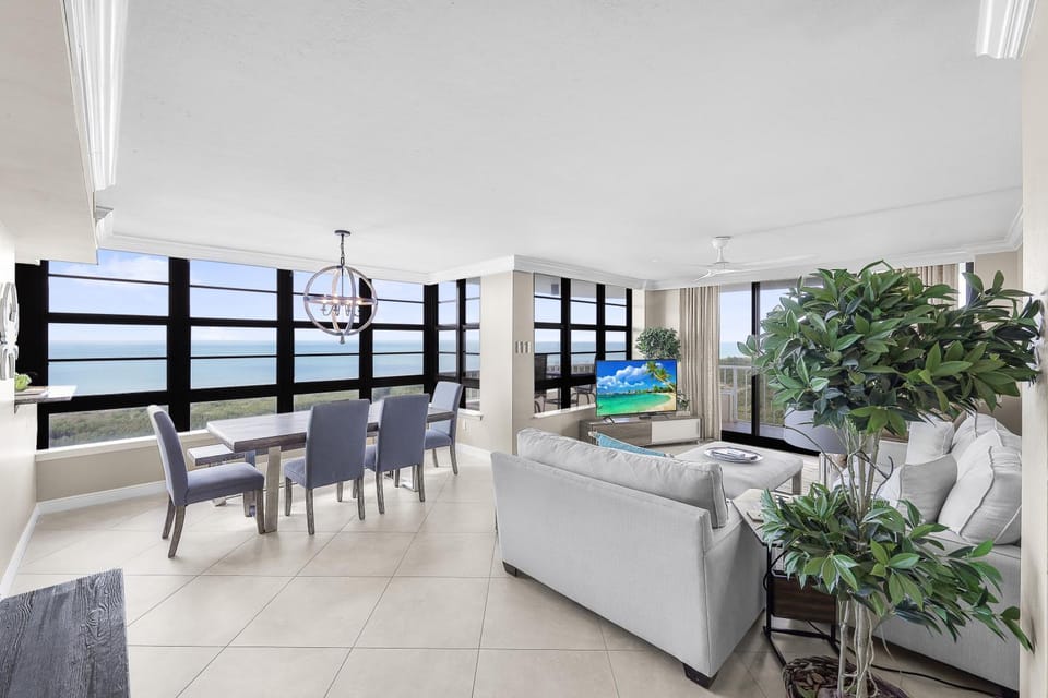 Front beachfront condo with pool, fitness and grills House in Marco Island