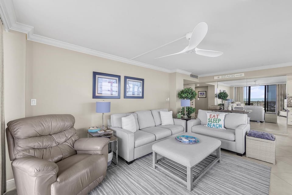 Front beachfront condo with pool, fitness and grills House in Marco Island