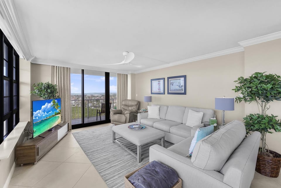 Front beachfront condo with pool, fitness and grills House in Marco Island