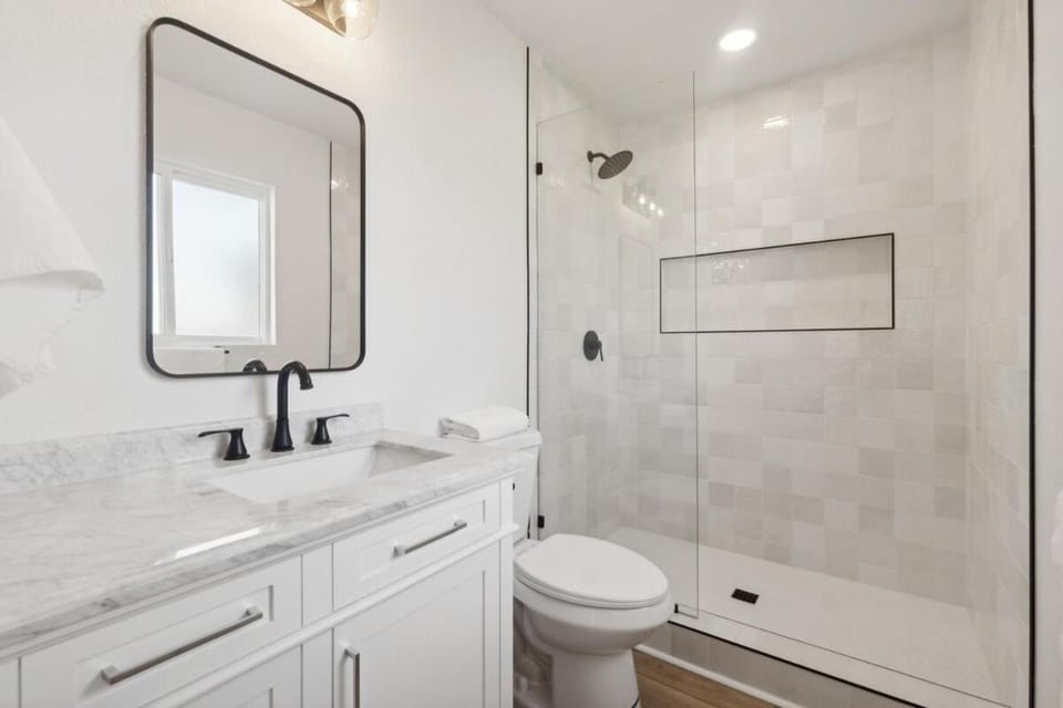 Shower, Toilet, Bathroom, towels