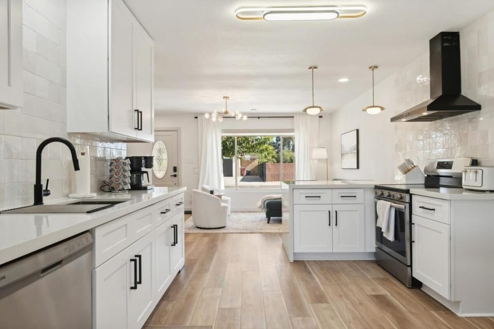 Coffee/tea facilities, Kitchen or kitchenette, dishwasher, oven, stove, toaster