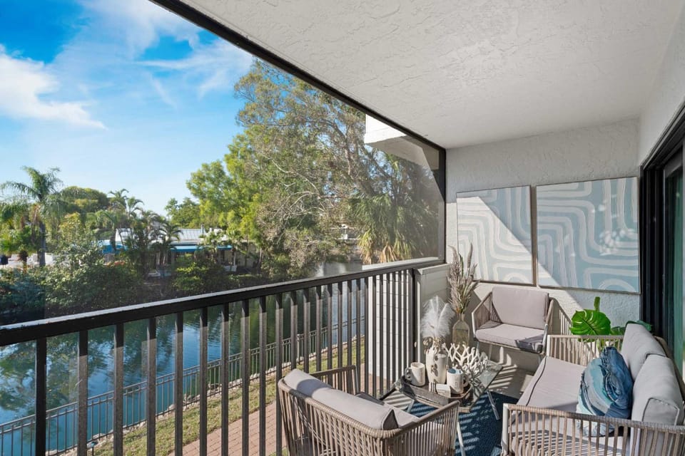 Spend Your Vacation in Luxury with Pool Views House in Naples