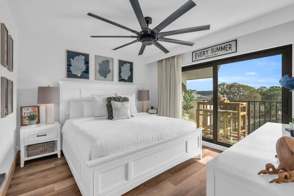 Remodeled Luxury Condo with Lake Views House in Naples