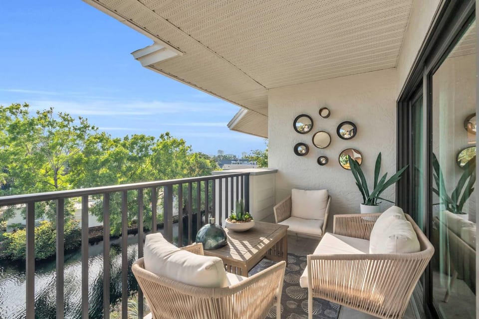 Remodeled Luxury Condo with Lake Views House in Naples