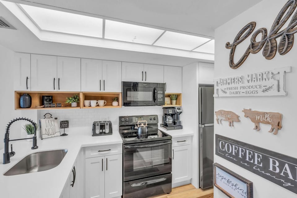 Remodeled Luxury Condo with Lake Views House in Naples