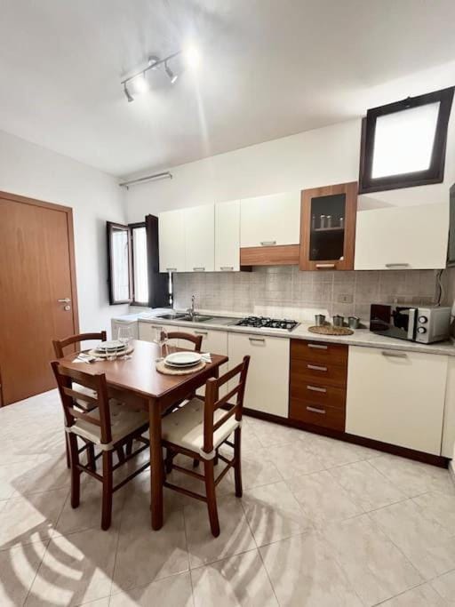 Kitchen or kitchenette, Dining area, stove