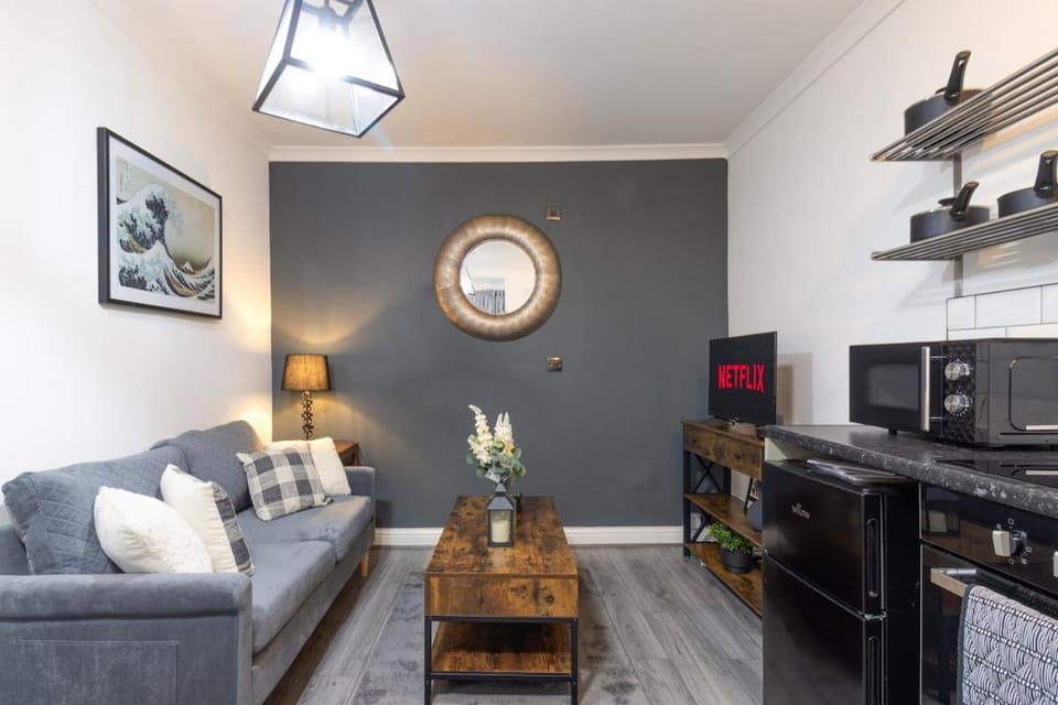 Communal lounge/ TV room, TV and multimedia, Kitchen or kitchenette, Living room, Seating area, Evening entertainment