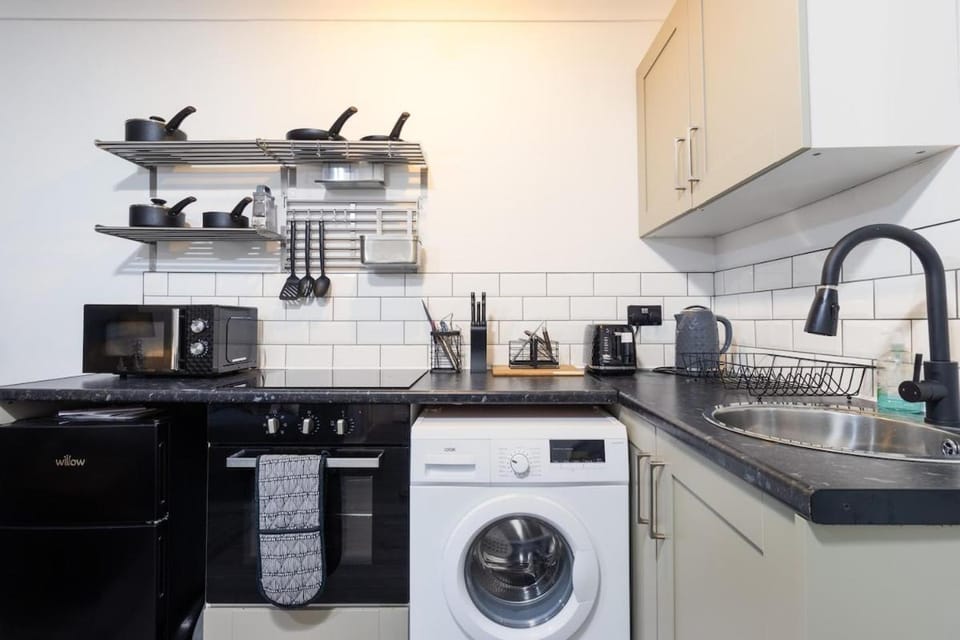 Coffee/tea facilities, Kitchen or kitchenette, oven, stove, toaster, washing machine, dryer