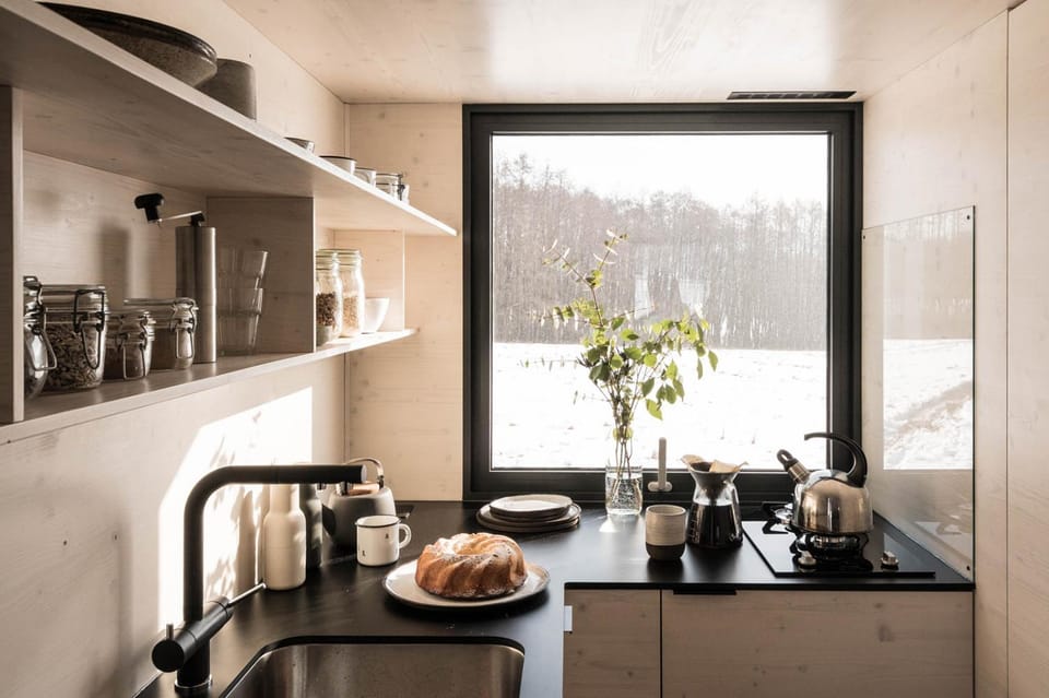 Coffee/tea facilities, Kitchen or kitchenette, stove