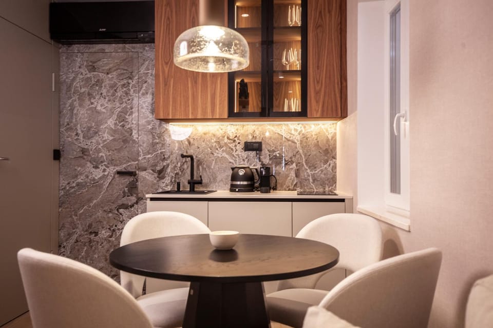 Coffee/tea facilities, Kitchen or kitchenette, Dining area