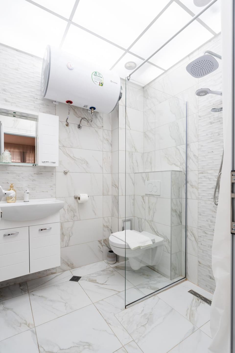 Shower, Toilet, Bathroom, bidet, towels