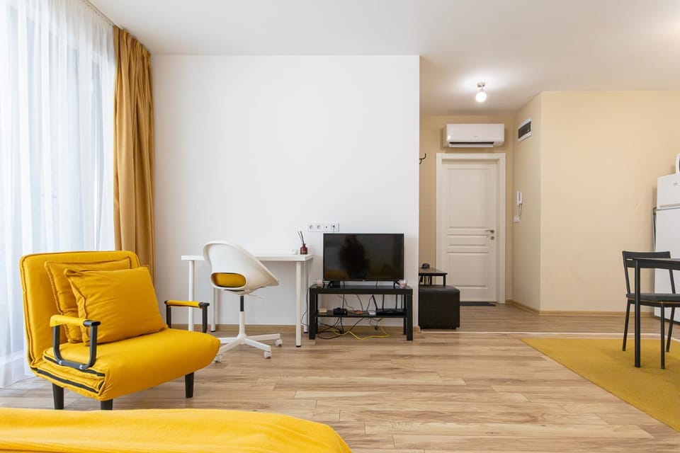 TV and multimedia, Living room, Seating area, air conditioner