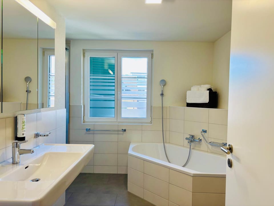 Bathroom, Bath, towels