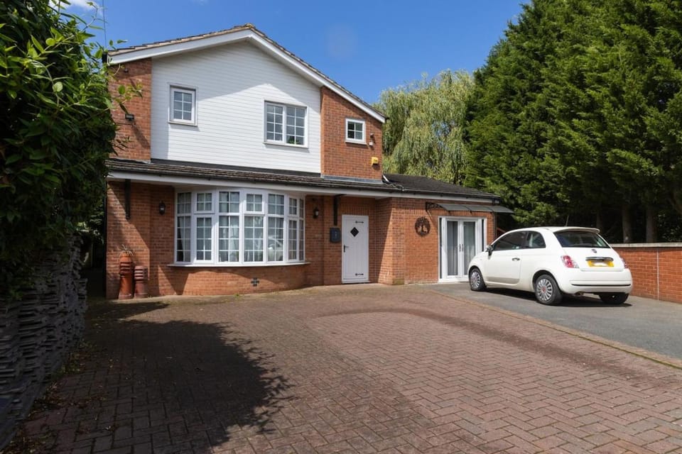 Property building, Day, Neighbourhood, Street view, Parking