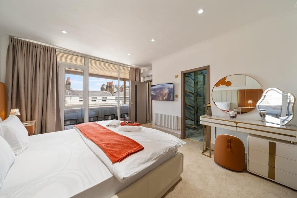 Bed, TV and multimedia, Bedroom