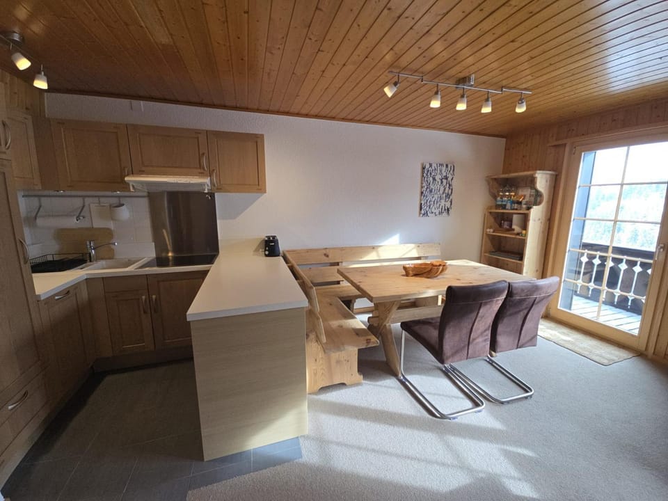 Kitchen or kitchenette, Dining area