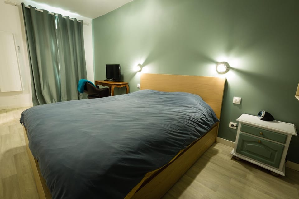 Bed, TV and multimedia, Bedroom