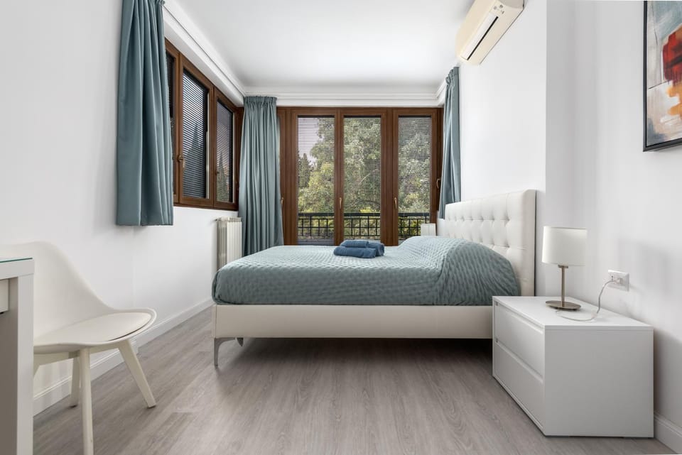 Bed, View (from property/room), Balcony/Terrace, Other, Decorative detail, Bedroom, air conditioner