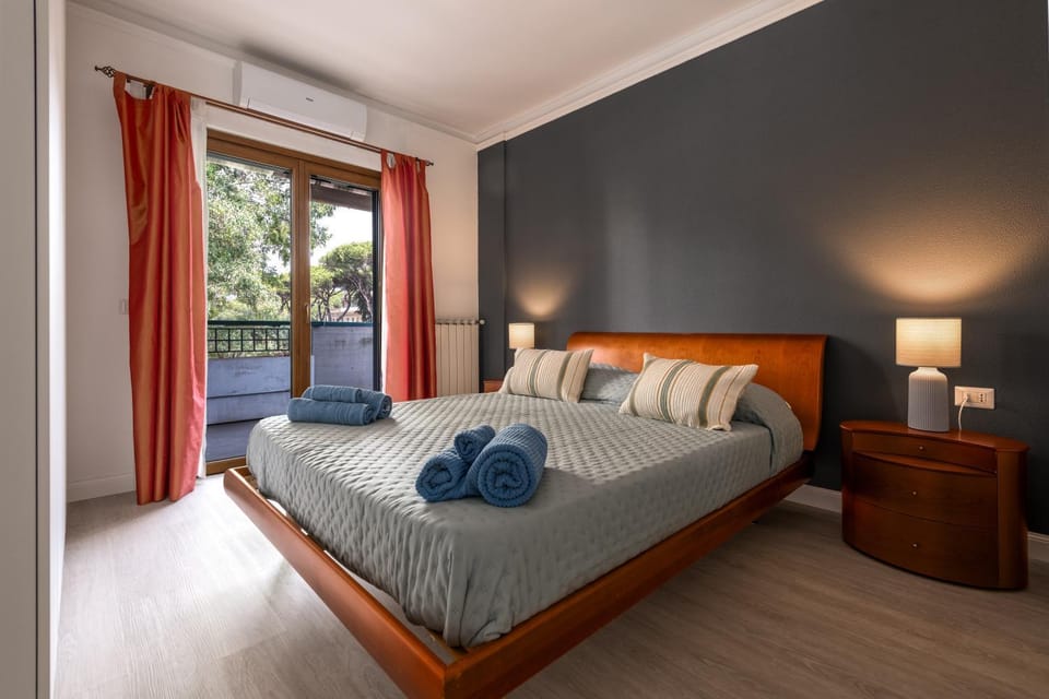 Bed, Bedroom, wardrobe, air conditioner