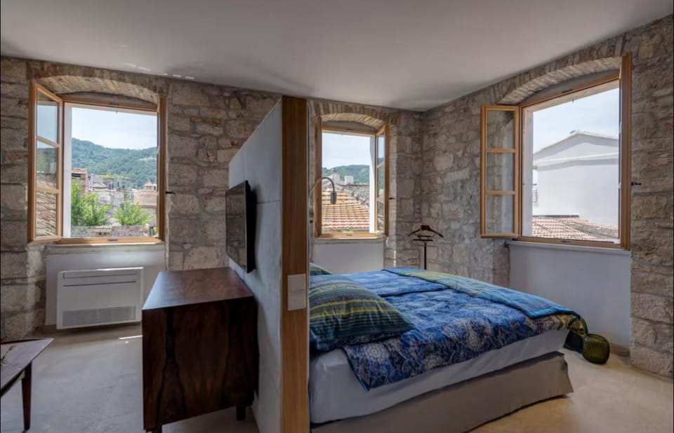 Townhouse Suite Danish Art Apartment in Stari Grad