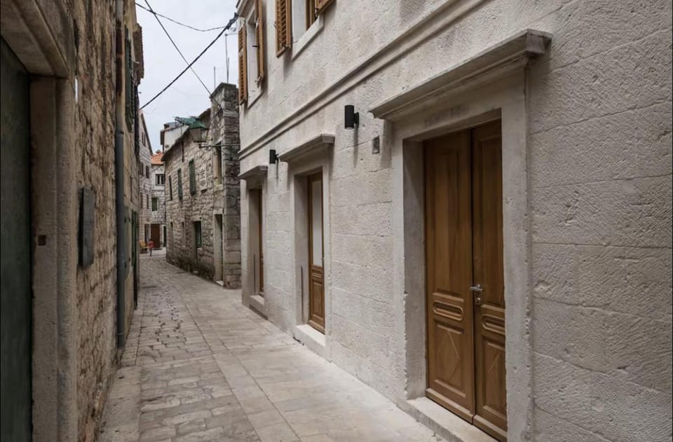 Townhouse Suite Danish Art Apartment in Stari Grad