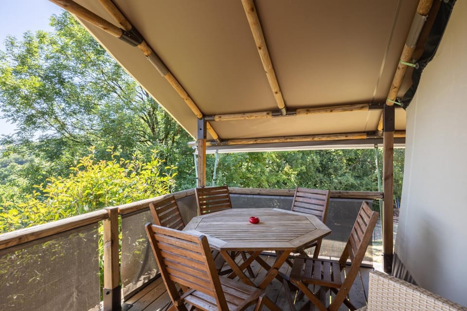 Tente Lodge avec vue sur l'Aubrac Campground/ 
RV Resort in Occitanie