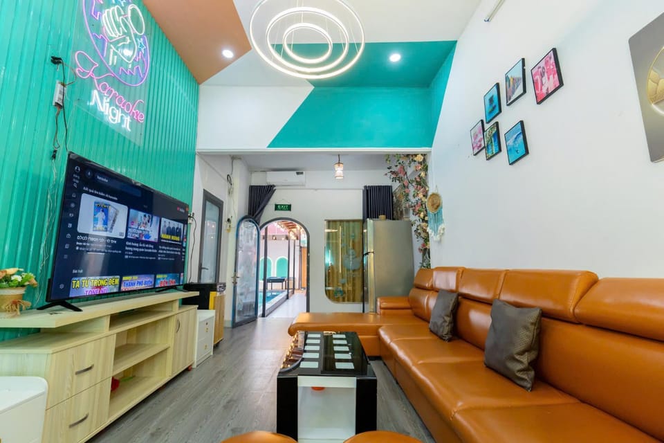 Communal lounge/ TV room, Karaoke, TV and multimedia, Living room, Spa and wellness centre/facilities, Seating area, Evening entertainment