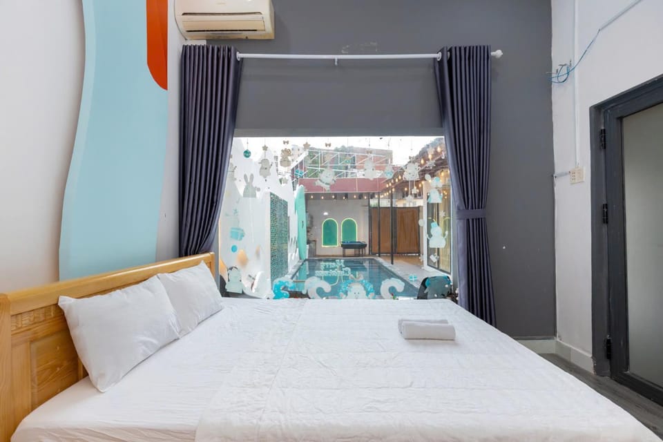 Bed, Nightclub / DJ, Living room, Photo of the whole room, Seating area, Bedroom, air conditioner