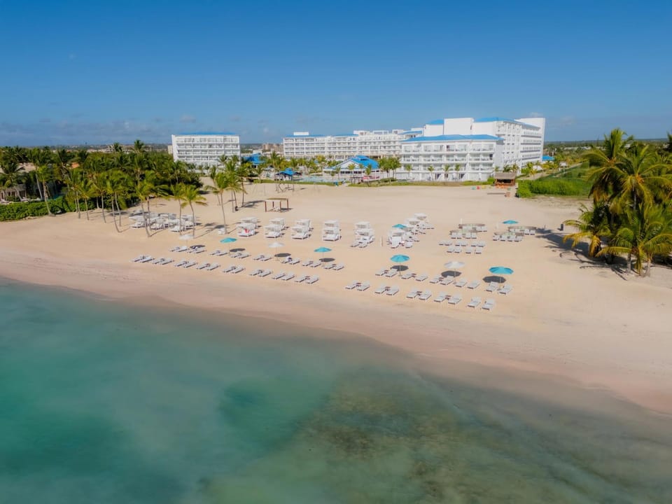 Property building, Day, Natural landscape, Beach, Sea view, sunbed