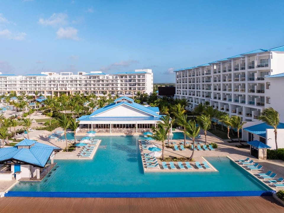 Property building, Day, Pool view, Swimming pool, sunbed