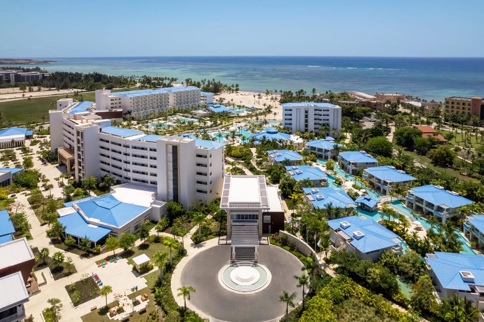 Property building, Facade/entrance, Day, Natural landscape, Bird's eye view, Lobby or reception, Beach, Pool view, Sea view, Street view, Swimming pool, Location