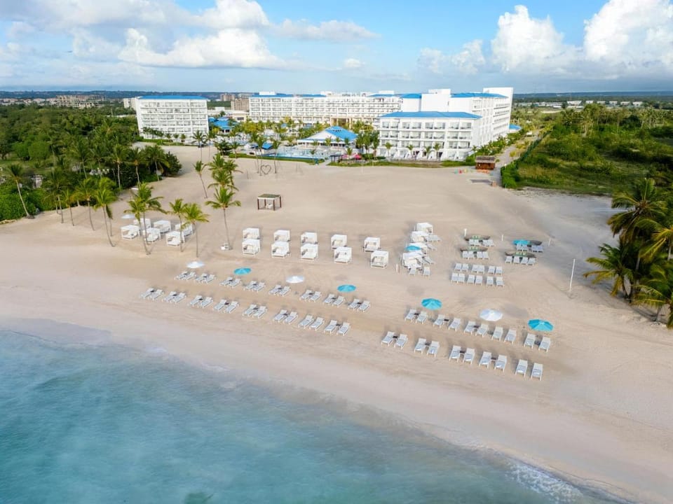 Property building, Nearby landmark, Day, Natural landscape, Bird's eye view, Beach, Pool view, Sea view, Swimming pool, sunbed