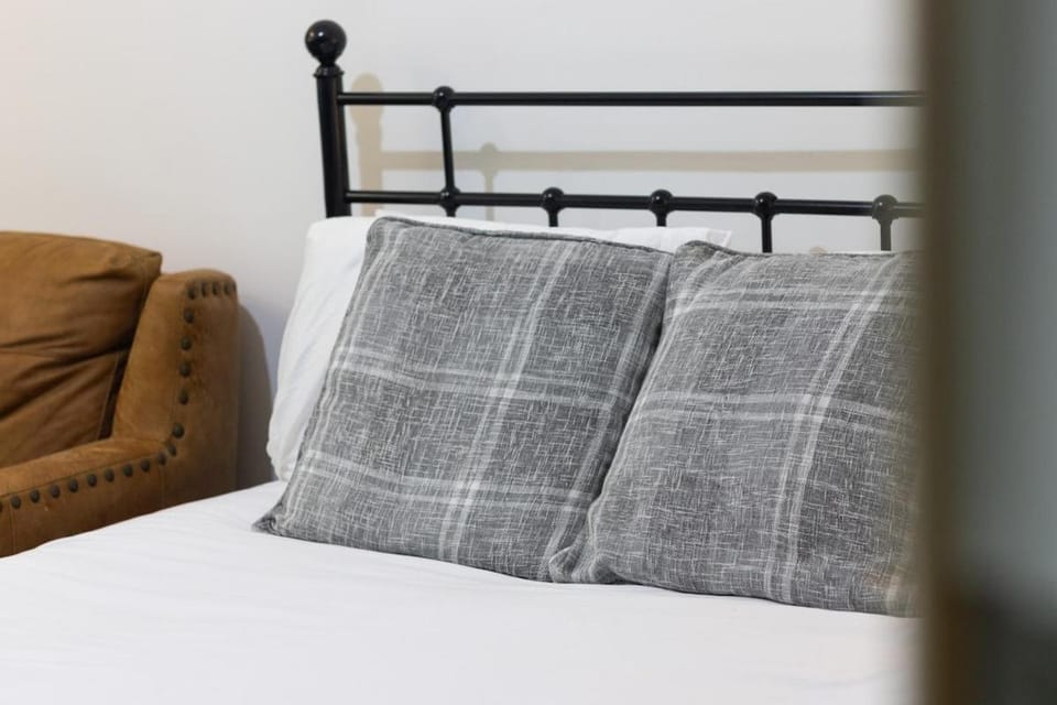 Bed, Living room, Photo of the whole room, Seating area, Bedroom
