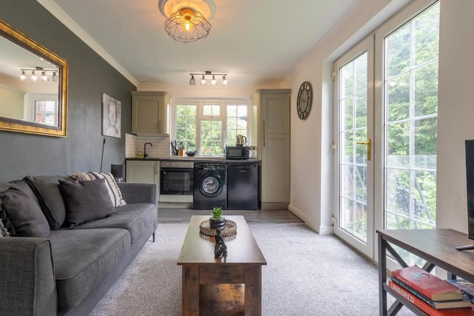 TV and multimedia, Kitchen or kitchenette, Living room, Seating area, Dining area