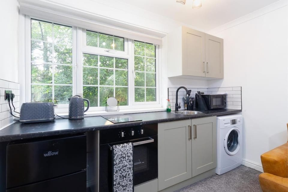 Coffee/tea facilities, Kitchen or kitchenette, oven, stove, toaster, washing machine, dryer