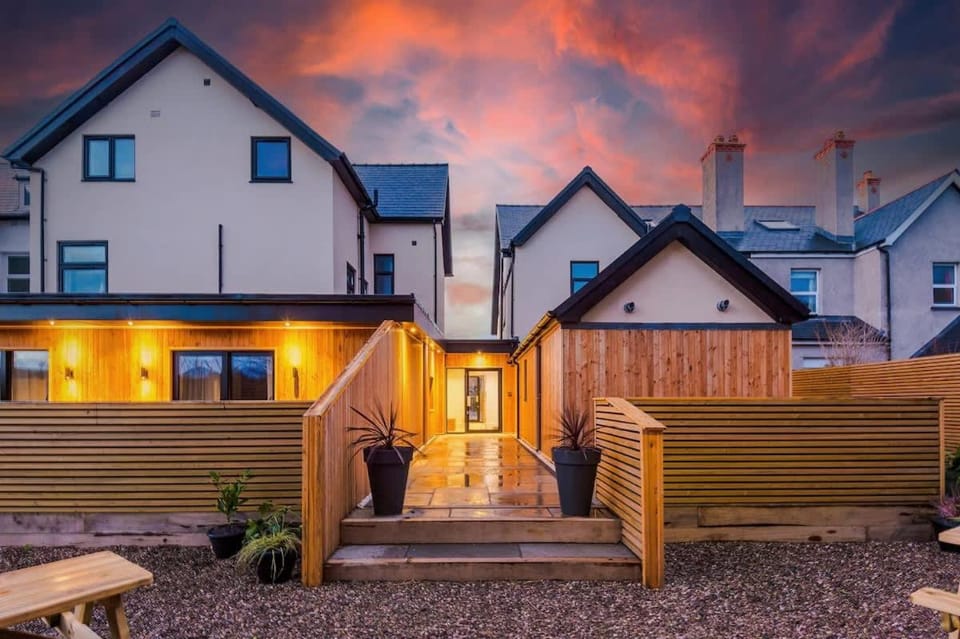 Elegant 1-Bedroom Studio with Luxury Finishes Apartment in Llandudno