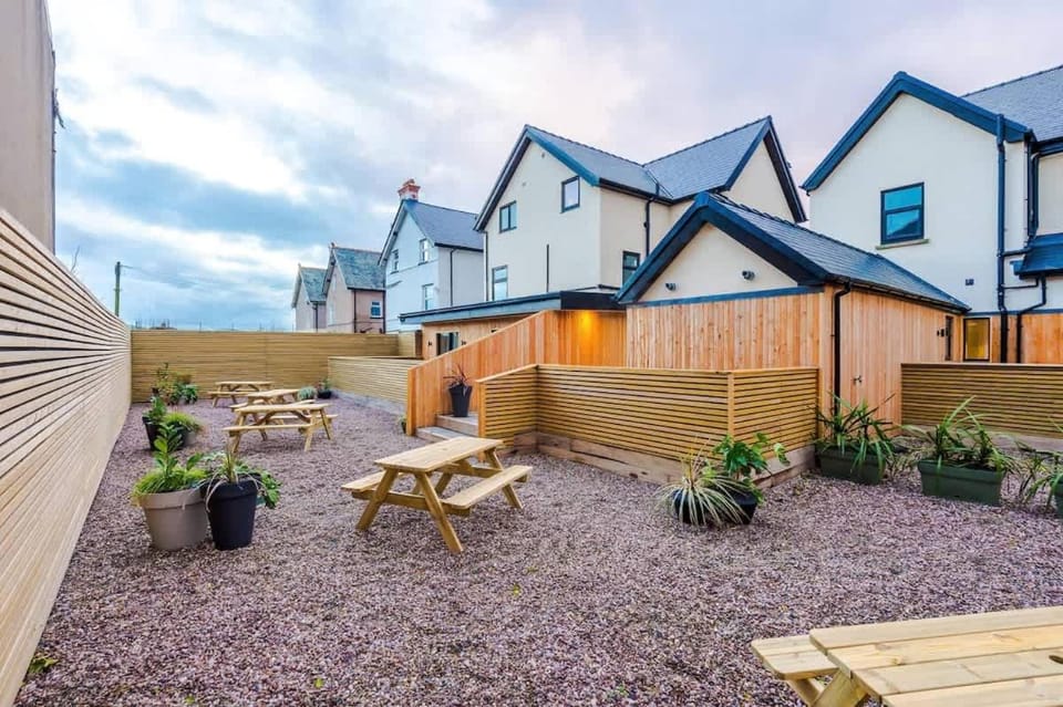 Elegant 1-Bedroom Studio with Luxury Finishes Apartment in Llandudno