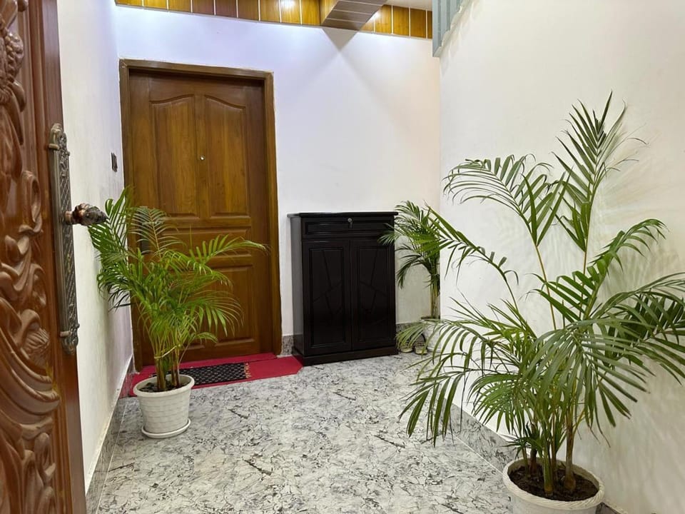 Facade/entrance, Floor plan