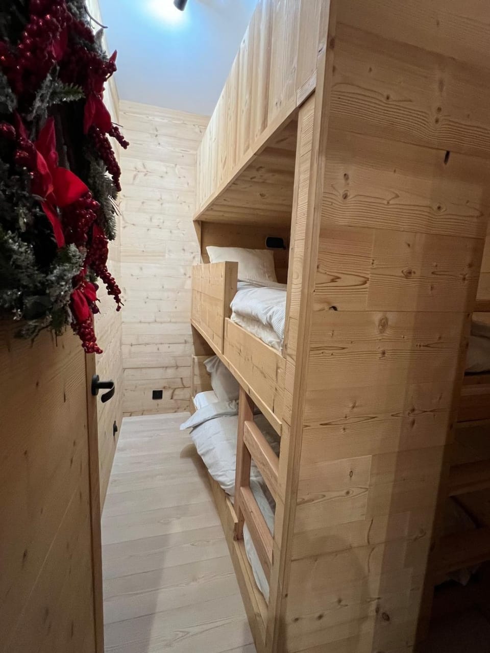 Photo of the whole room, Bedroom, bunk bed, towels