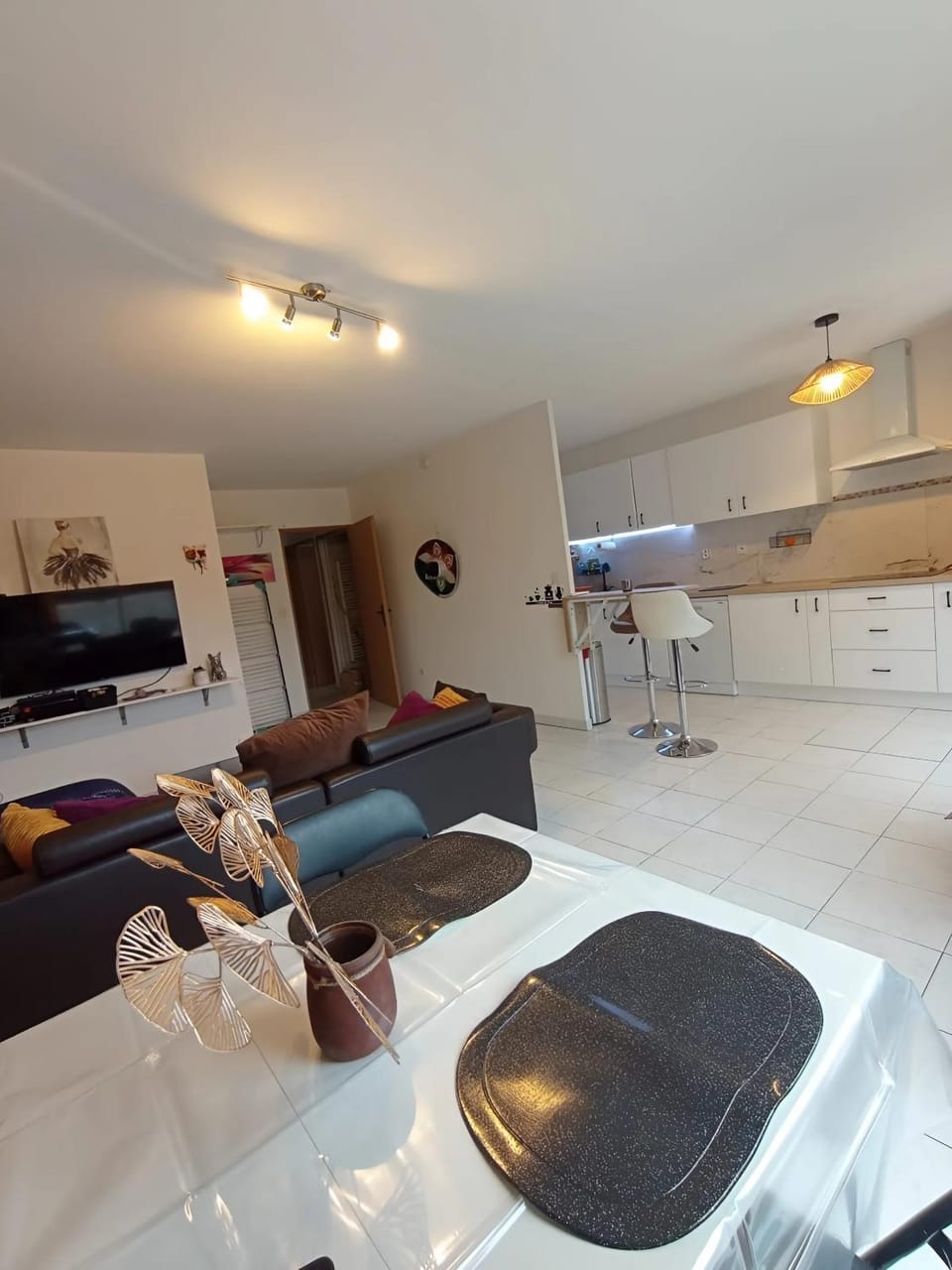 Kitchen or kitchenette, Living room, Seating area, Dining area