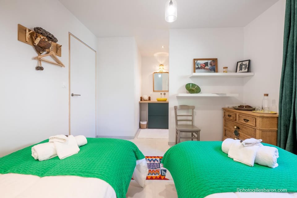 Bed, Photo of the whole room, Bedroom, towels