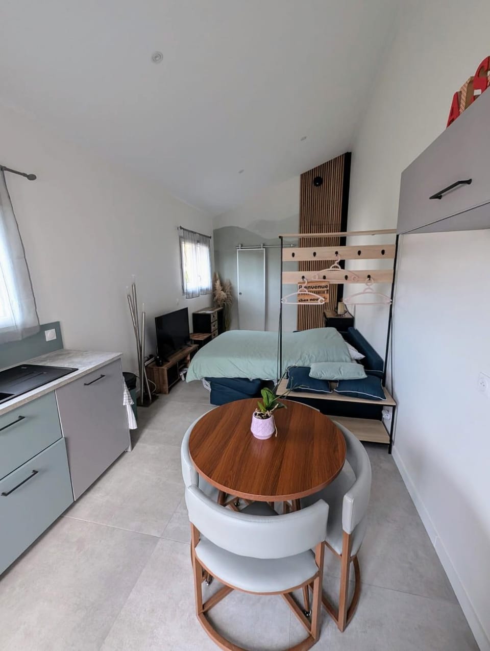 Bed, Photo of the whole room, Dining area