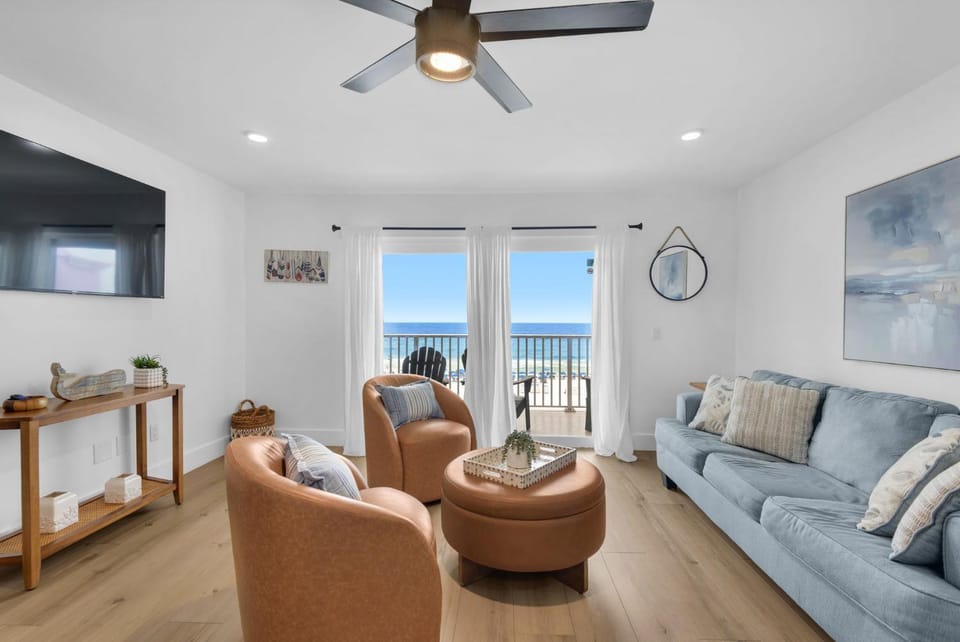 TV and multimedia, Living room, Seating area, Sea view