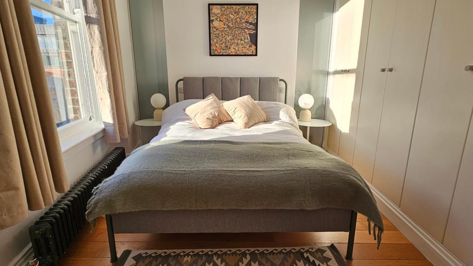 Temple Bar 1BD Large & Newly Upgraded Sleeps 4 Apartment in Dublin