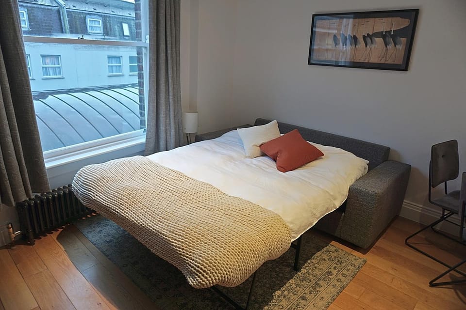 Temple Bar 1BD Large & Newly Upgraded Sleeps 4 Apartment in Dublin